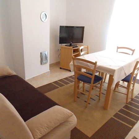 Apartments Petricevic 2 Selce Esterno foto