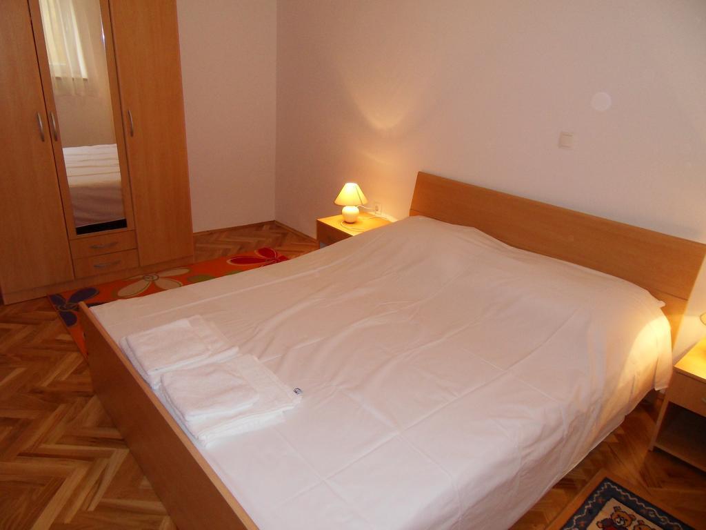 Apartments Petricevic 2 Selce Esterno foto