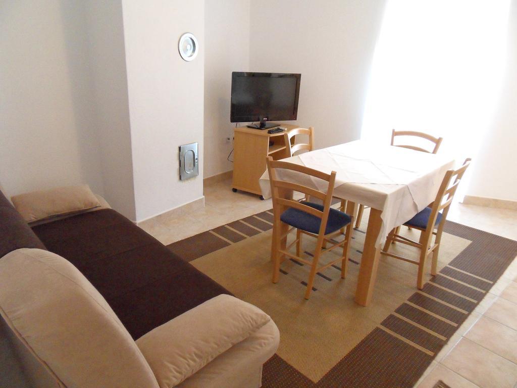 Apartments Petricevic 2 Selce Esterno foto